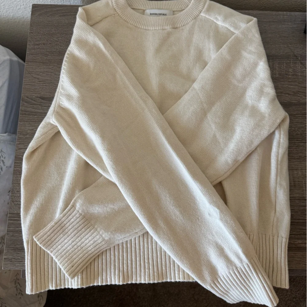 Size xs banana republic perfectly soft crew neck sweater in “transition cream” - Picture 2 of 4